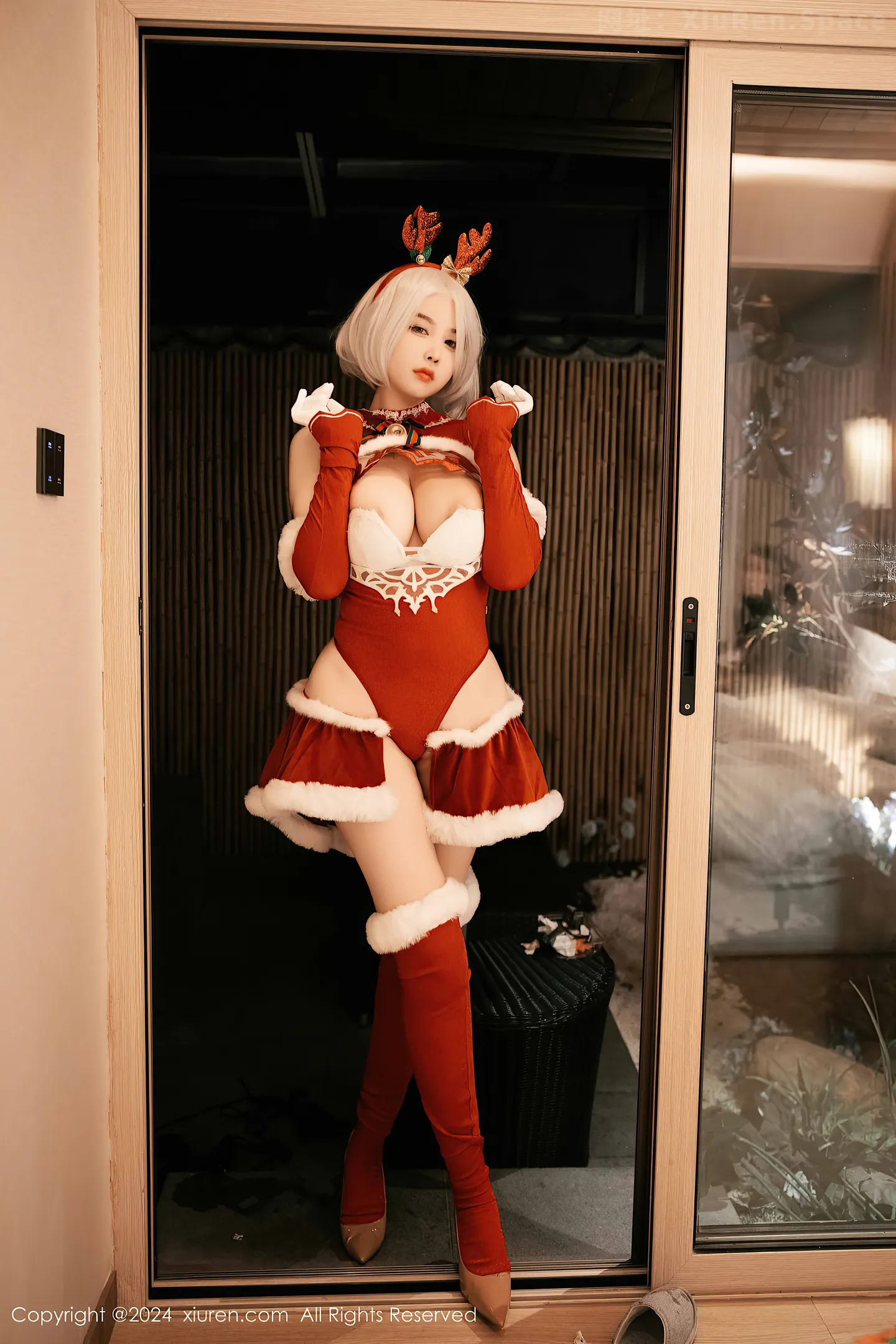 图片[4]-[XiuRen秀人网] VOL.9660 模特樱桃小犊子性感红色圣诞装扮半脱秀丰满身材完美诱惑写真55P-秀人网官方网站